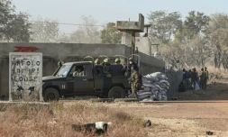 Des soldats chargés de la lutte anti-jihadiste, à l'entrée d'un camp de l'armée dans la région de Kafolo, dans le nord de la Côte d'Ivoire, le 21 janvier 2022