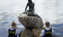 Des policiers devant la statue de la Petite SirÚne de Copenhague, vandalisée le 3 juillet 2020