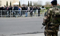 Un soldat monte la garde lors d'une commémoration en mémoire des victimes du jihadiste Mohamed Merah, à Sarcelles, le 19 mars 2015 