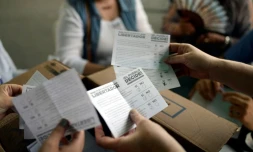 Des bénévoles comptent les bulletins le 16 juillet 2017 lors de la consultation symbolique organisée par l'opposition contre le président Nicolas Maduro et son projet d'Assemblée constituante 