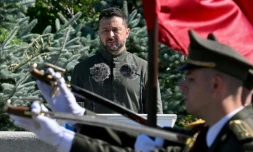 Le président ukrainien Volodymyr Zelensky lors d'une cérémonie militaire, le 23 août 2026 à Kiev 