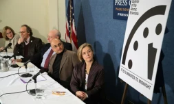 Des scientifiques dévoilent le nouvel horaire de l'horloge de l'apocalypse, à Washington le 26 janvier 2017