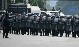 La police fait face aux manifestants à Rangoun, le 22 février 2021