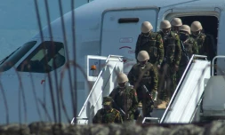 Des policiers kényans arrivent à l'aéroport de Port-au-Prince à Haßti le 25 juin 2024