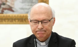 L'évêque chilien Luis Fernando Ramos Perez en conférence de presse au Vatican, le 18 mai 2018