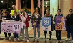 Des militants brandissent des affiches pour marquer le début de la campagne pour le référendum à Saint-Marin, le 9 septembre 2021 