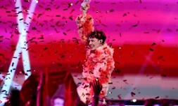 L'artiste Nemo aprÚs avoir remporté pour la Suisse l'Eurovision, à Malmö en SuÚde, le 11 mai 2024
