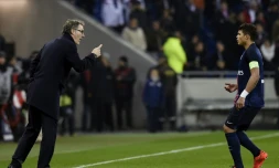 L'entraßneur du PSG, Laurent Blanc (g), parle à son capitaine Thiago Silva lors du match face à Lyon, le 28 février 2016 au Parc OL