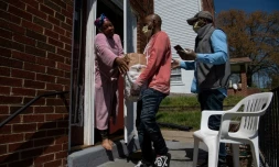 Bernard Stevenson (au centre) et Anthony Lorenzo Green (à droite) apportent des courses à une dame, le 6 avril 2020 à Washington