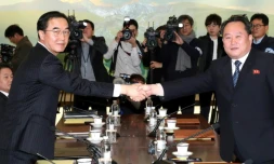 Le ministre sud-coréen de l'unification Cho Myung-Gyun (g) serre la main du responsable de la délégation nord-coréenne Ri Son-Gwon (d) lors d'une rencontre à Panmunjom, le 9 janvier 2018