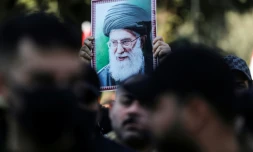 Un portrait de l'ayatollah Khamenei brandi lors d'une manifestation de soutien à la République islamique, à Bagdad le 16 janvier 2026