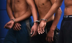 Des suspects de crime sont présentés à la presse aprÚs une opération contre des gangs dans les régions montagneuses de Ayutuxtepeque, au nord de San salvador, le 25 octobre 2015