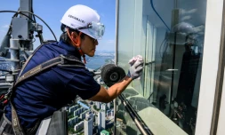 Seo Seung-ho nettoie les vitres du plus haut gratte-ciel de Séoul, le Lotte World Tower, depuis une "nacelle" suspendue par des câbles au 125e étage du bâtiment, le 4 juin 2024 à Séoul, en Corée du Sud