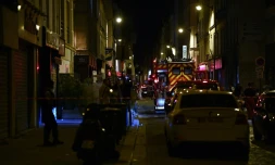 Des policiers et pompiers interviennent le 18 juillet 2022 à Paris après une fusillade sur une terrasse de café ayant fait un mort et quatre blessés légers