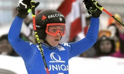 L'Italienne Sofia Goggia bras levés dans l'aire d'arrivée de la descente de Bad Kleinkirchheim, le 14 janvier 2018
