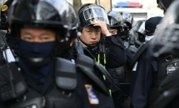 Des policiers anti-émeutes prennent position près de la Cour constitutionnelle à Séoul, le 4 avril 2025