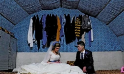 Sundus Garis (gauche), 16 ans, et son mari Farid Mallo, 19 ans, issus de la minorité des Yazidis, après la cérémonie près de Dohouk, le 23 janvier 2020