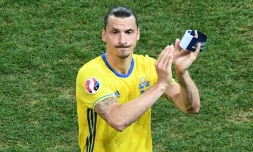 Zlatan Ibrahimovic salue les supporters à l'issue de son dernier match avec la sélection suédoise lors de l'Euro-2016, le 22 juin à Nice 