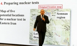 Le Premier ministre israélien Benjamin Netanyahu présente à la presse à Tel-Aviv ce qu'il décrit comme "les copies exactes" de dizaines de milliers de documents originaux iraniens, le 30 avril 2018