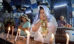 Des pĂšlerins juifs prient Ă la synagogue de la Ghriba, sur l'Ăźle de Djerba, le 18 mai 2022. AFP - FETHI BELAID