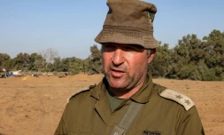 Le vétéran de l'armée israélienne, Tzvi Koretzki, lors d'une interview sur une position près de la frontière avec la bande de Gaza, le 6 novembre 2023 dans le sud d'Israël
