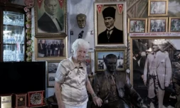 Mukkades Kokeralp Cirak dans sa maison dédiée au culte de Mustafa Kemal Atatürk, le 25 octobre 20232 à Edirne, dans l'ouest de la Turquie ( AFP / Ozan KOSE )