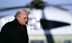 Le président américain s'apprêtant à embarquer pour un déplacement dans l'Iowa le 27 janvier 2026 ( AFP / Brendan SMIALOWSKI )