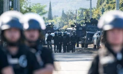 Des gendarmes bloquent une route à Mont Dore, commune de la banlieue sud de Nouméa, le 19 septembre 2024 en Nouvelle-Calédonie ( AFP / Delphine MAYEUR )