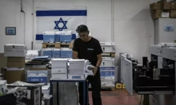 Un employé de l'imprimerie du kibboutz de Beeri, le 5 novembre 2023 dans le sud d'Israël ( AFP / Aris MESSINIS )