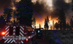 Des pompiers combattent le Bootleg Fire, dans l'Oregon