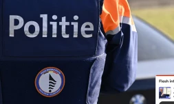 Le logo de la police fédérale belge sur une veste d'un policier à Avers (Belgique) 18 février 2025. (DIRK WAEM / BELGA / AFP)