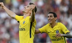 Le défenseur parisien Thomas Meunier congratulé par Angel Di Maria, après son premier but à Dijon, le 14 octobre 2017 