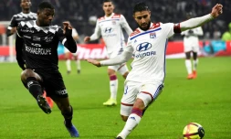 Le joueur de Lyon Nabil Fekir (d) buteur lors de la victoire à domicile sur Guingamp 2-1 en 25e journée de L1 le 15 février 2019