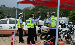 Poste de contrĂŽle de la police chinoise prĂšs du lieu du crash, le 23 avril 2022 dans le village de Langnan, dans le sud de la Chine