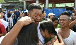 Un prisonnier libéré en Birmanie à la faveur de l'amnistie accordée par la junte à l'occasion de la fête de l'Indépendance retrouve ses proches devant la prison d'Insein, le 4 avril 2026
