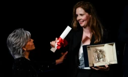 La réalisatrice française Justine Triet (d) reçoit la Palme d'or du 76e Festival de Cannes, des mains de l'actrice américaine Jane Fonda, pour "Anatomie d'une chute", le 27 mai 2023