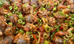 Rosmy vous prépare un rougail saucisses aux fleurs zoignon