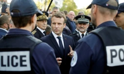 Emmanuel Macron discute avec des policiers le 28 septembre 2017 à Lyon