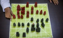 Une table d'échecs birmans, le 28 avril 2016 à Rangoun