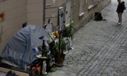 La tente d'une personne sans-abri installée dans une rue de Paris, le 4 mai 2024 ( AFP / JOEL SAGET )