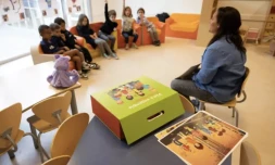 Des élÚves participent à un "cours d'empathie", selon la méthode danoise "Fri for mobberi" ("libéré du harcÚlement) dans une école pilote de Saint-Ouen, le 4 octobre 2023 prÚs de Paris ( AFP / Thomas SAMSON )