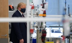 Le président américain Donald Trump porte un masque de protection lors de la visite d'un laboratoire travaillant sur un vaccin, le 27 juillet 2020 à Morrisville, en Caroline du Nord