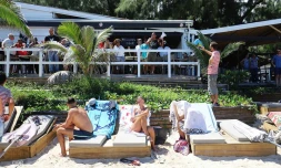 Manifestation contre les paillotes de plage KURR
