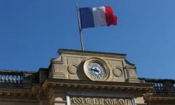 La présidente de l'Assemblée nationale, Yaël Braun-Pivet, a annoncé lundi suspendre "les droits d'accÚs" à l'Assemblée de l'assistant parlementaire du député LFI Raphaël Arnault, Jacques-Elie Favrot, dont le nom est "cité par plusieurs témoins" dans l'agression mortelle du jeune militant nationaliste Quentin Deranque ( AFP / KENZO TRIBOUILLARD )
