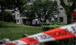 Des policiers sur le site d’un incendie ayant fait trois morts à Decines-Charpieu (Rhône), le 11 mai 2026. JEFF PACHOUD/AFP