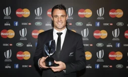 L'ouvreur des All Blacks Dan Carter sacré joueur de l'année à Londres, le 1er novembre 2015