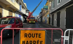 Saint-Denis : des tôles menacent de s'envoler, une partie de la rue Jean Châtel fermée