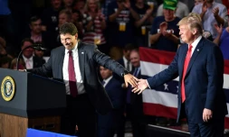 Le candidat républicain dans la 12e circonscription de l'Ohio, Troy Balderson, reçoit le soutien du président américain Donald Trump lors d'un meeting de campagne au Lewis Center, le 4 août 2018 