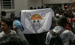 Un manifestant brandit le drapeau pirate du manga One Piece, à Antananarivo (Madagascar), le 30 septembre 2025. ( AFP / RIJASOLO )