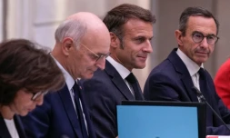 Le président de la République Emmanuel Macron (centre) et le ministre de l'Intérieur Bruno Retailleau lors du conseil des ministres à l'Elysée, à Paris, le 23 septembre 2024